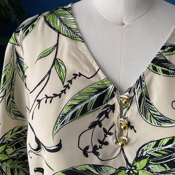 Chico’s Tan and Green Floral Printed 3/4 Blouse - Picture 8 of 9